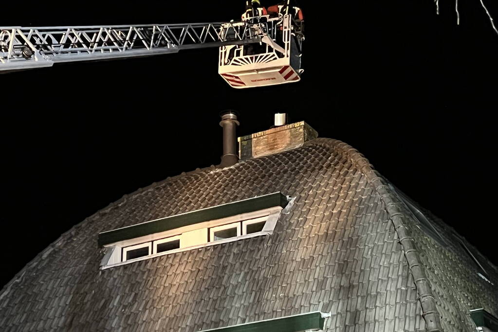 Brand in schoorsteen van woning