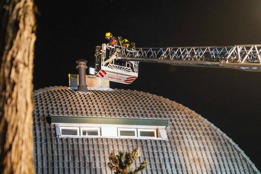 Brand in schoorsteen van woning