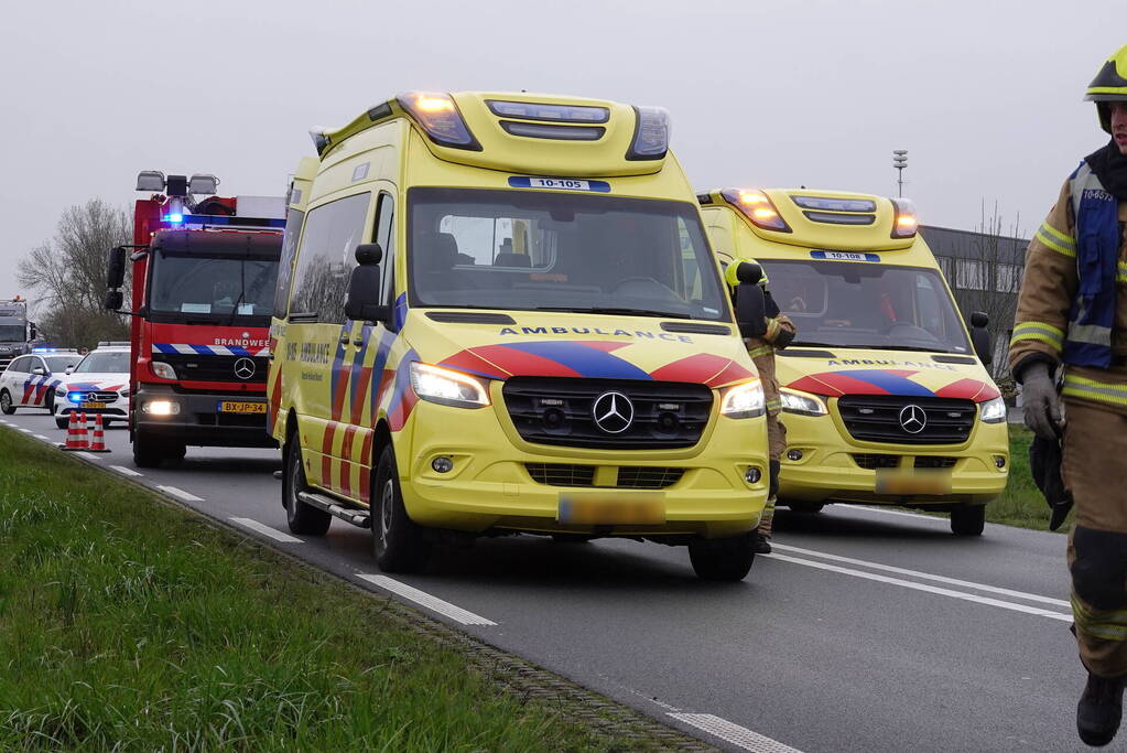 Auto belandt op zijn kop bij botsing