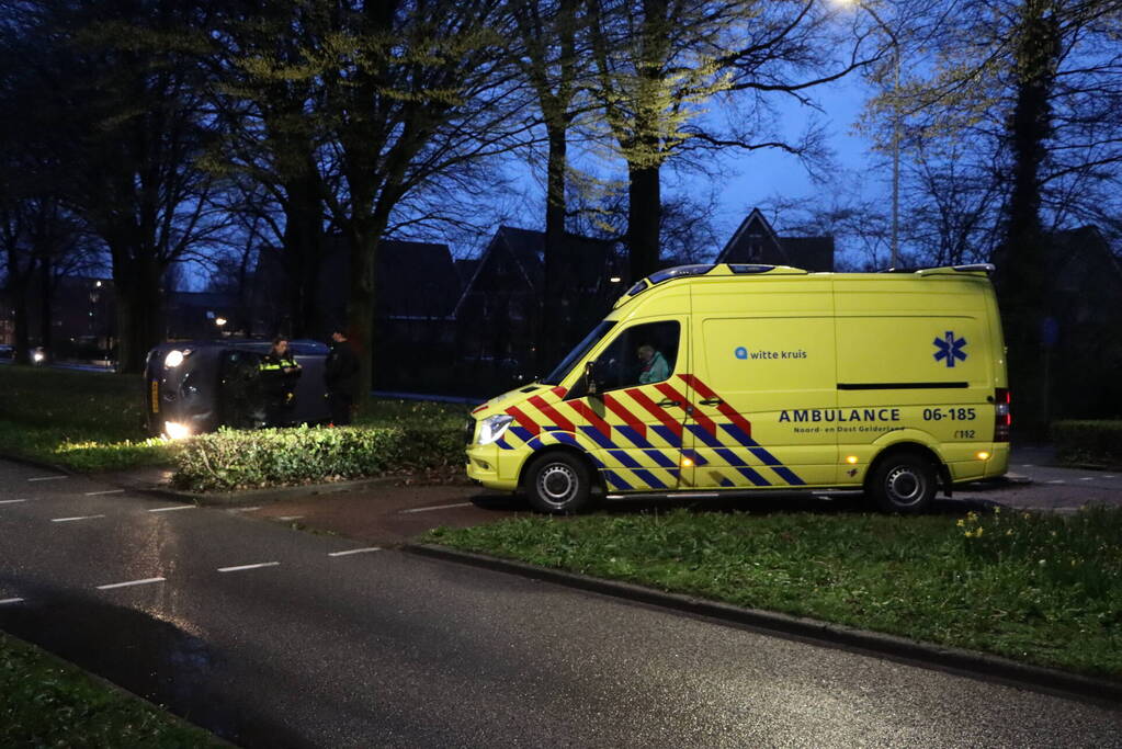 Auto belandt op zijkant na eenzijdig ongeval