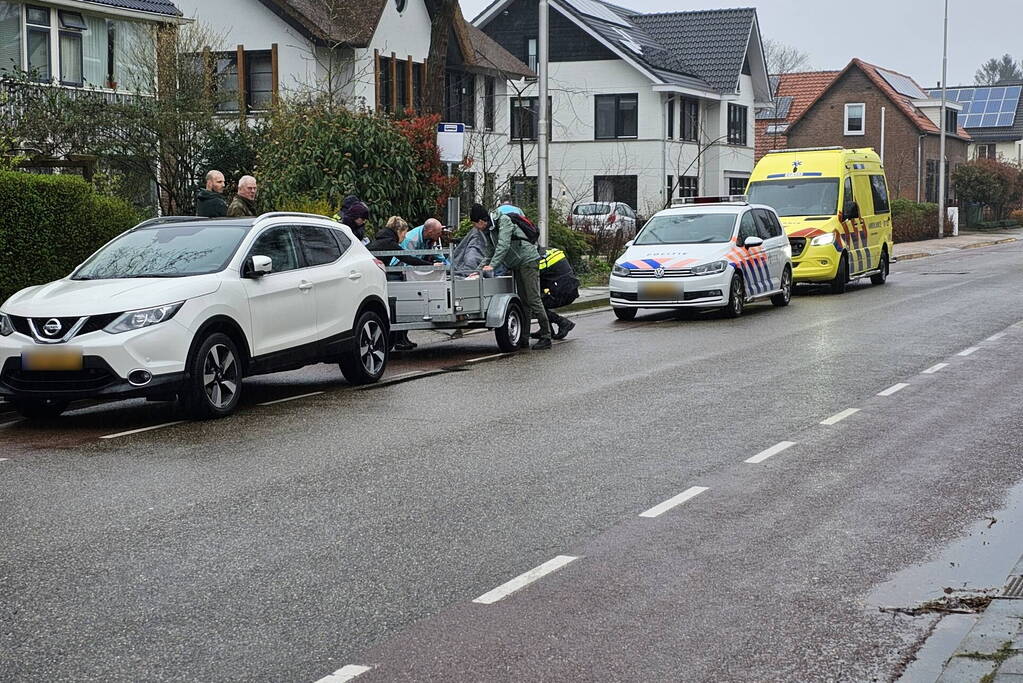 Fietser belandt in aanhanger na botsing