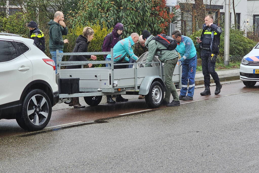 Fietser belandt in aanhanger na botsing