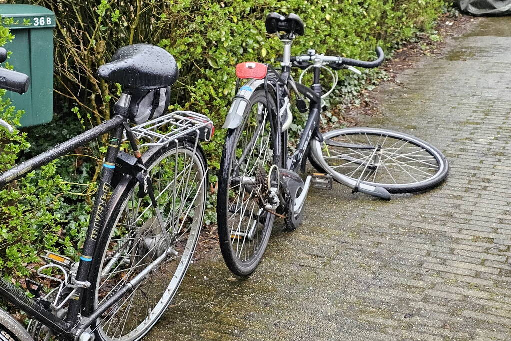 Fietser belandt in aanhanger na botsing