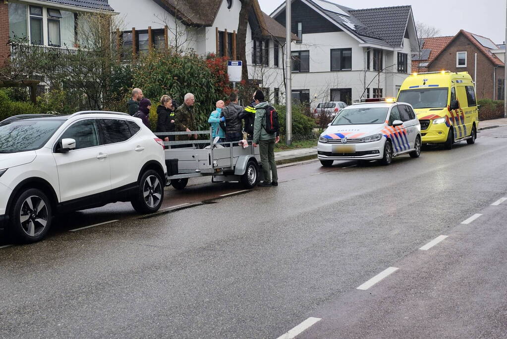 Fietser belandt in aanhanger na botsing