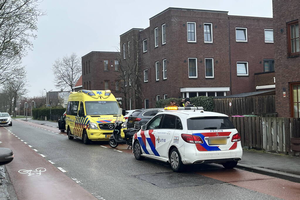 Automobilist en scooterrijder in botsing