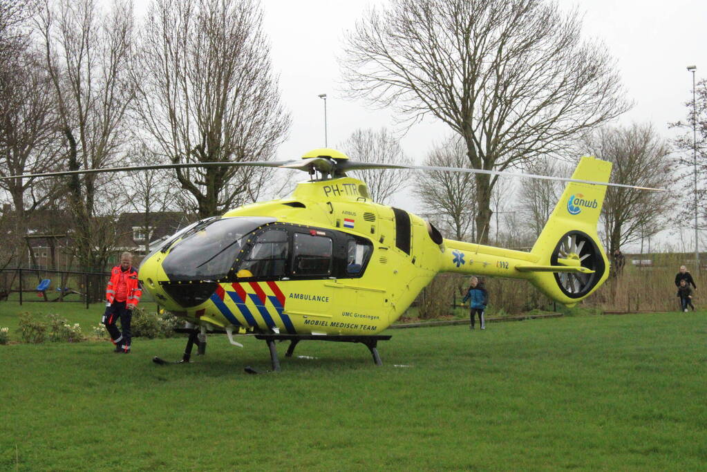 Traumahelikopter landt in weiland