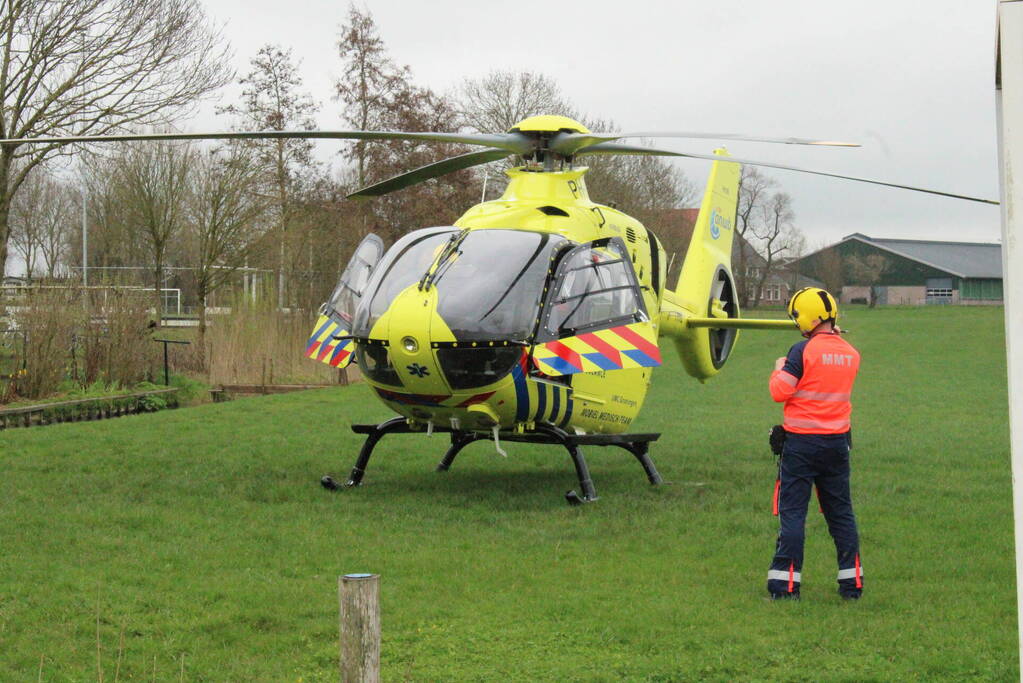 Traumahelikopter landt in weiland