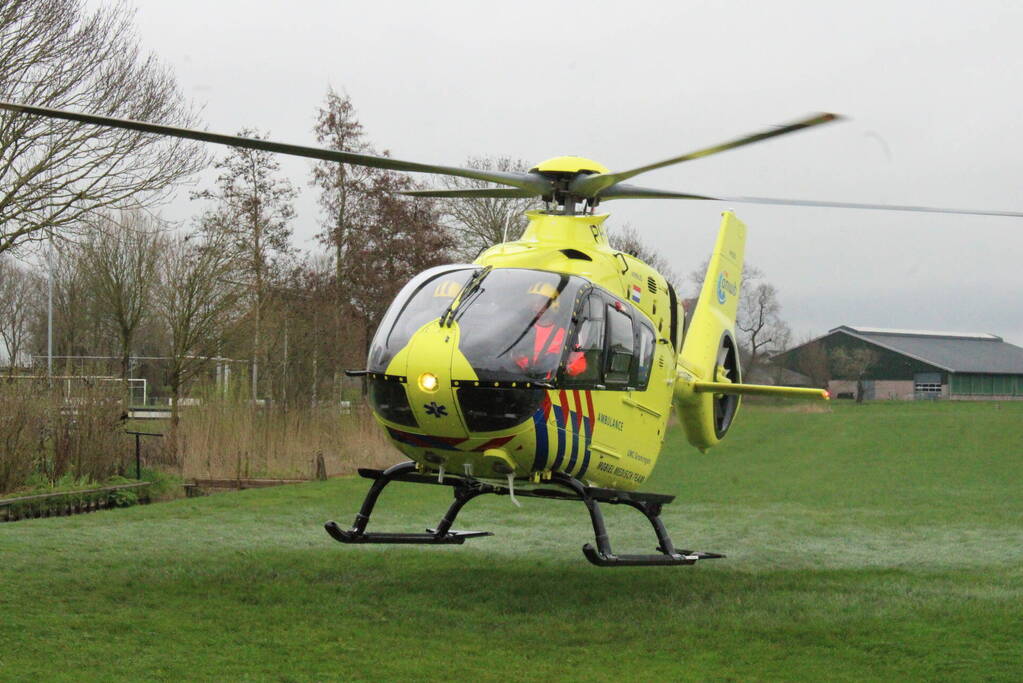 Traumahelikopter landt in weiland