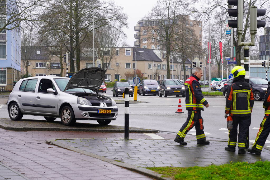 Brandweer controleert auto op brand