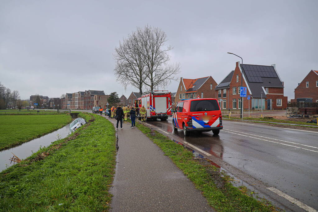 Automobilist eindigt met auto te water