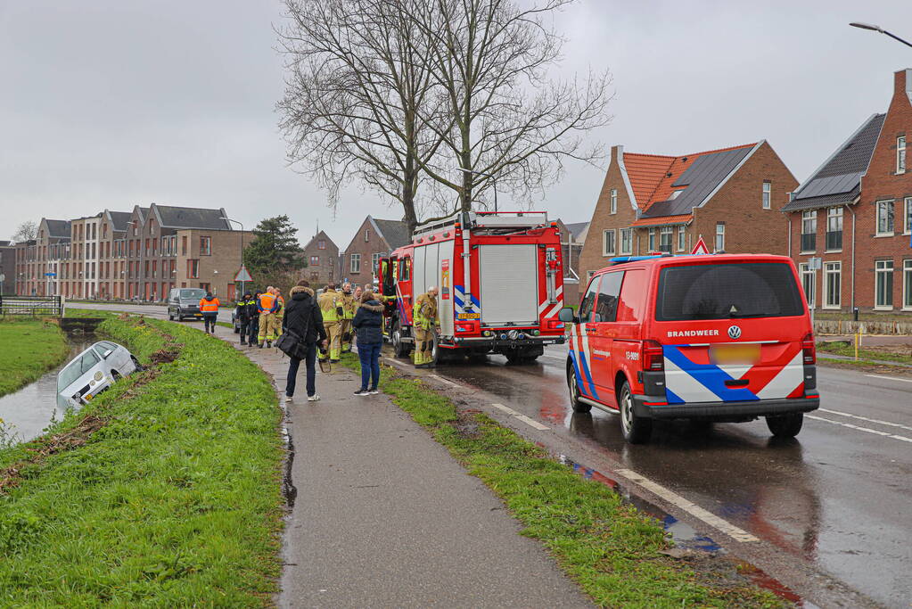 Automobilist eindigt met auto te water