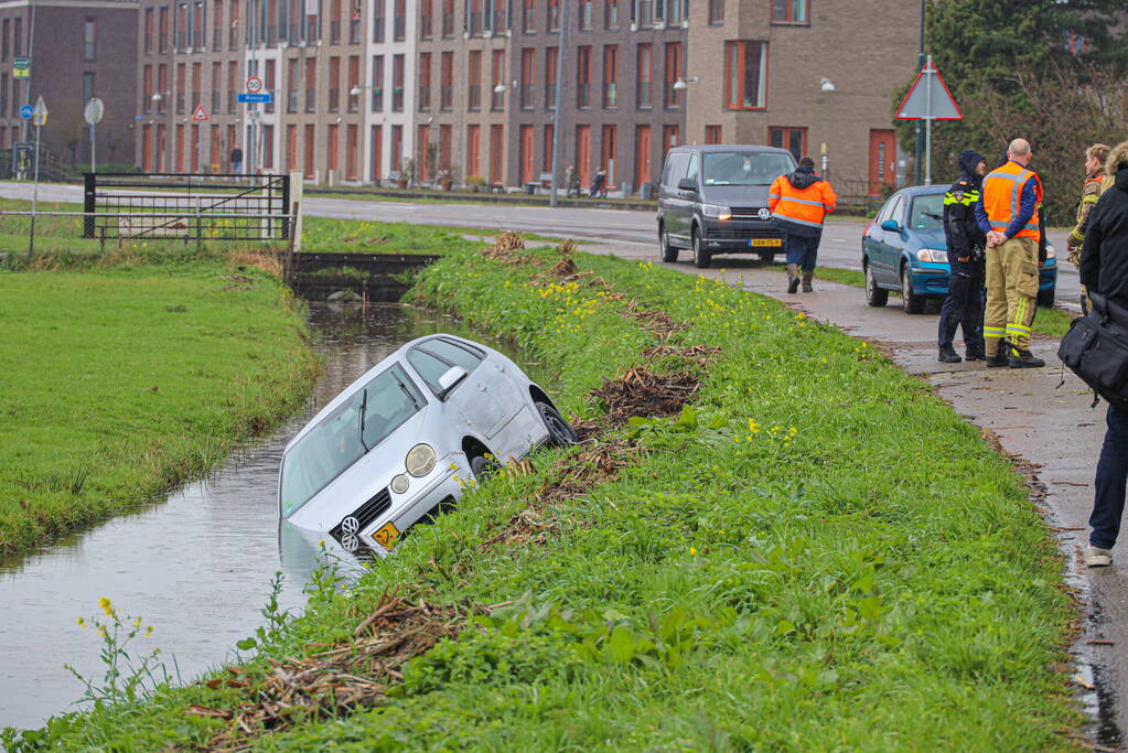 Automobilist eindigt met auto te water