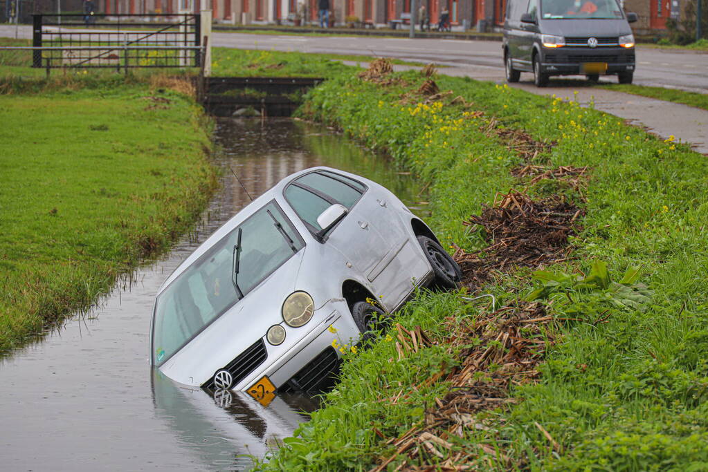 Automobilist eindigt met auto te water