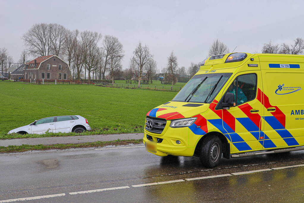 Automobilist eindigt met auto te water