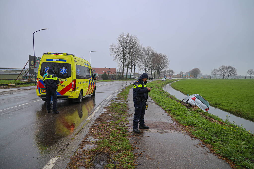 Automobilist eindigt met auto te water