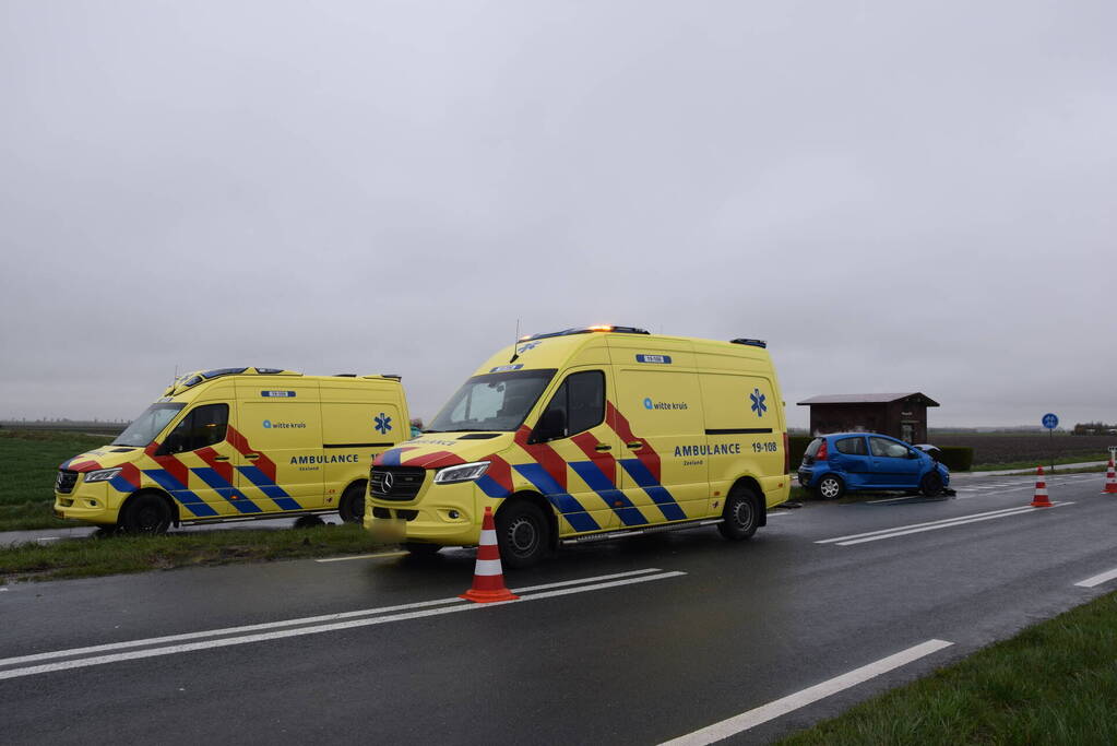 Gewonden bij flinke botsing op kruising