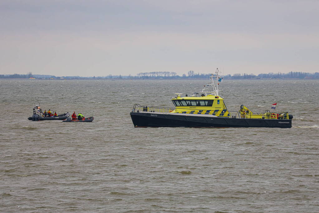 Twee personen te water geraakt IJmeer