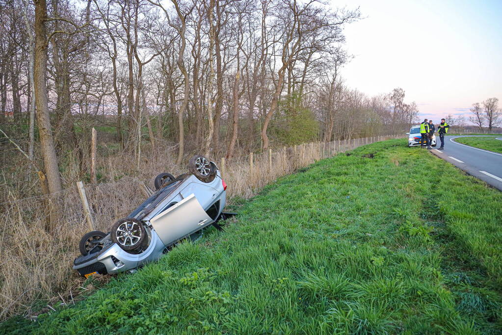 Automobilist eindig met de auto op de kop