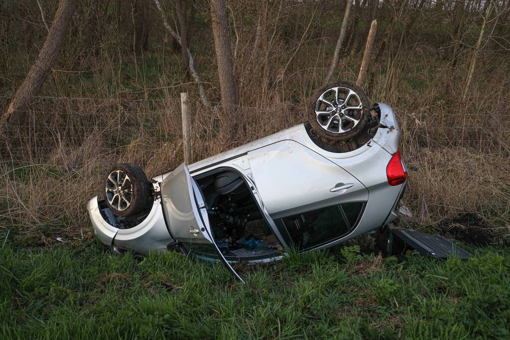 Automobilist eindig met de auto op de kop