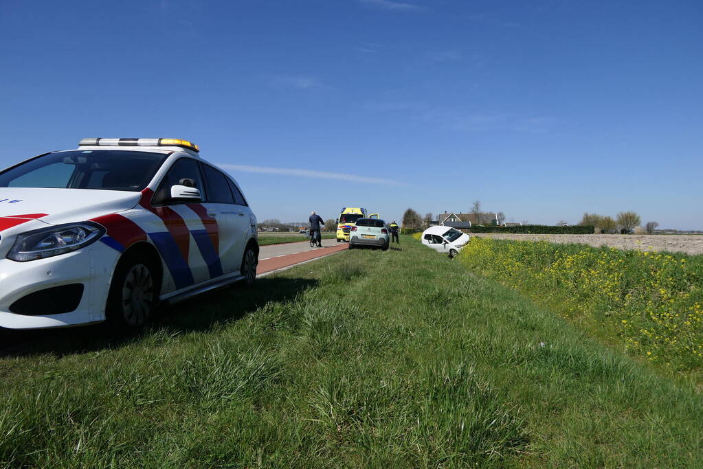 Automobiliste raakt van de weg belandt in greppel