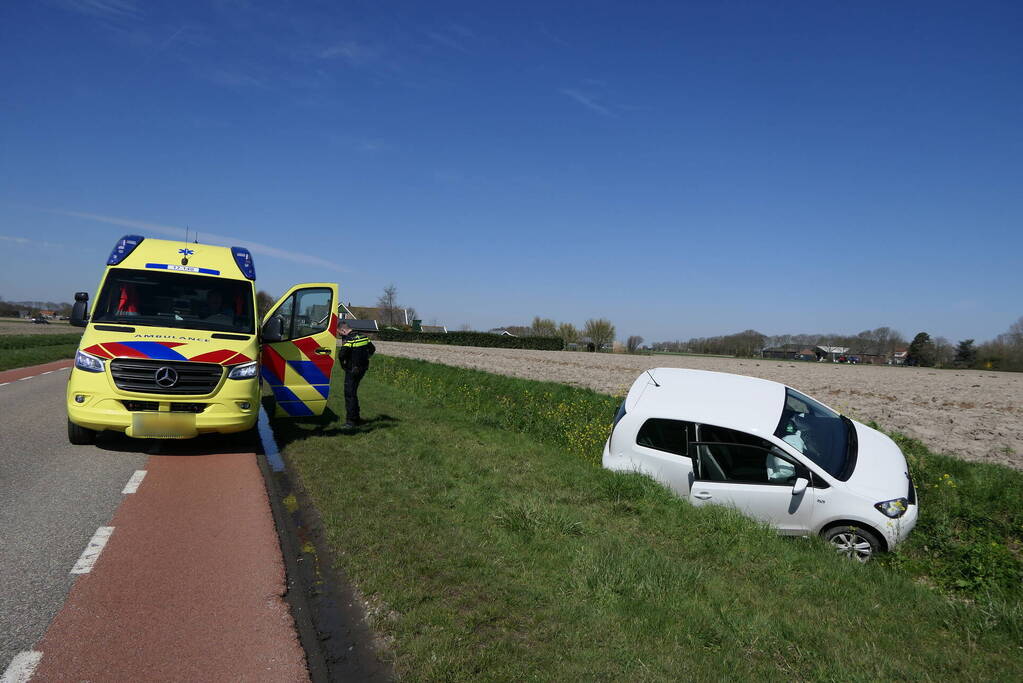 Automobiliste raakt van de weg belandt in greppel