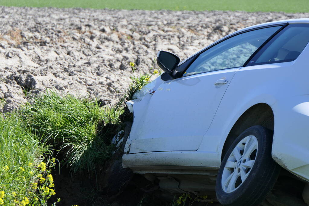 Automobiliste raakt van de weg belandt in greppel