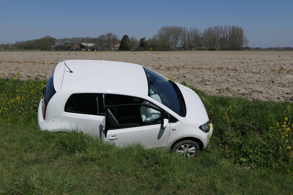 Automobiliste raakt van de weg belandt in greppel