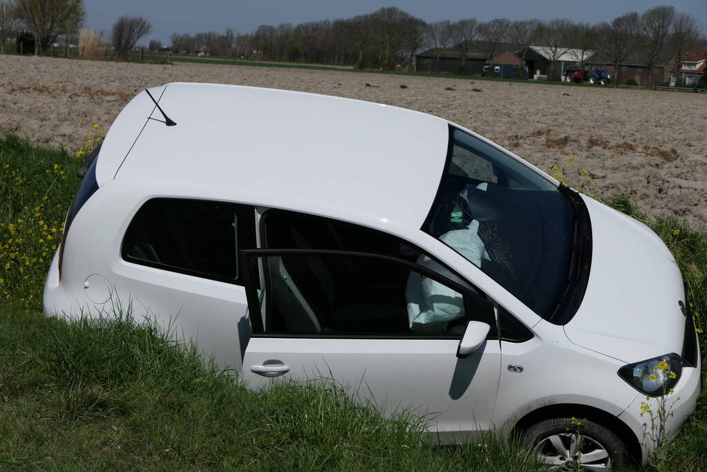 Automobiliste raakt van de weg belandt in greppel