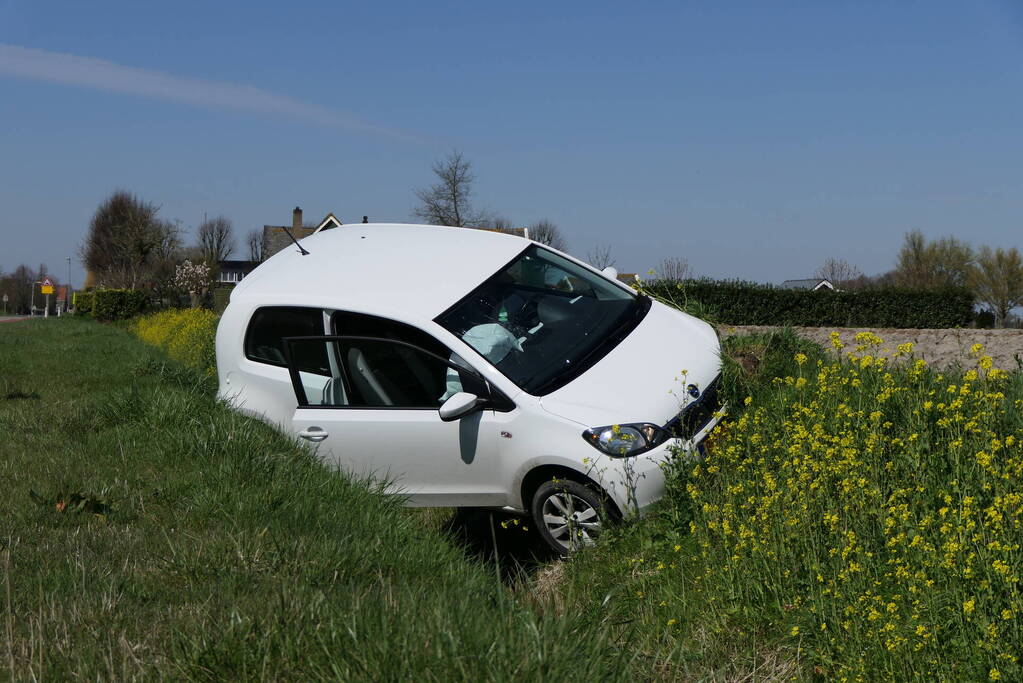 Automobiliste raakt van de weg belandt in greppel