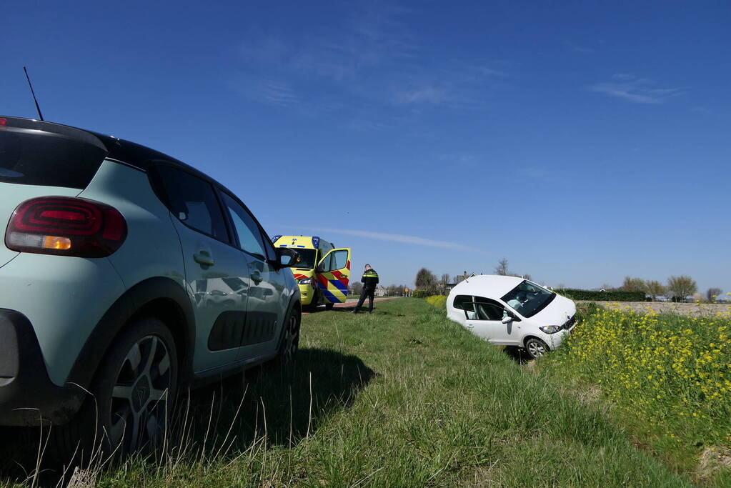 Automobiliste raakt van de weg belandt in greppel