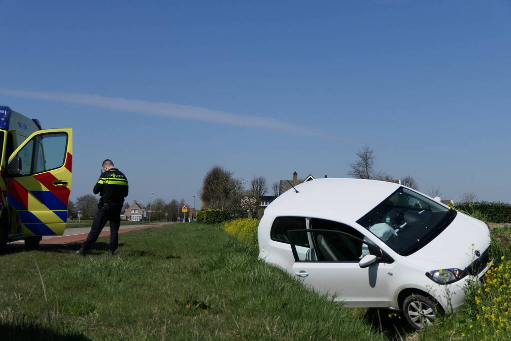 Automobiliste raakt van de weg belandt in greppel