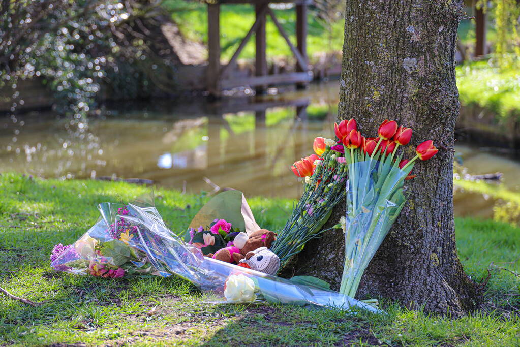 Eerste bloemen voor overleden 2-jarige jongen