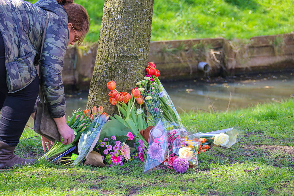 Eerste bloemen voor overleden 2-jarige jongen