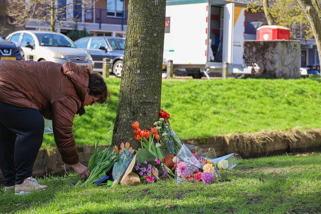 Eerste bloemen voor overleden 2-jarige jongen