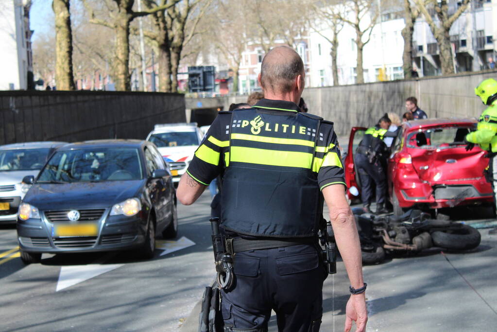 Motorrijder gewond bij botsing met auto