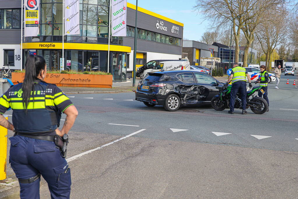 Motorrijder botst in zijkant van personenwagen