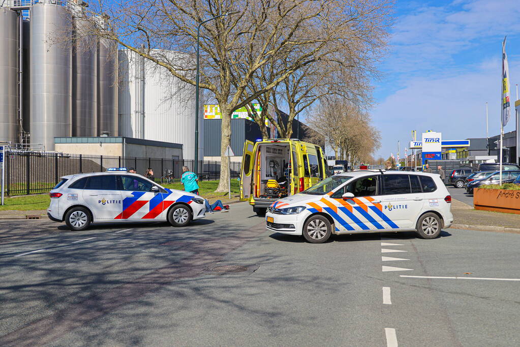 Motorrijder botst in zijkant van personenwagen