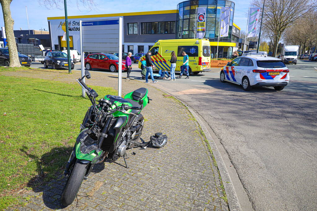 Motorrijder botst in zijkant van personenwagen