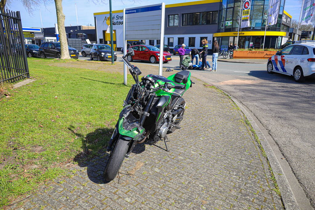 Motorrijder botst in zijkant van personenwagen