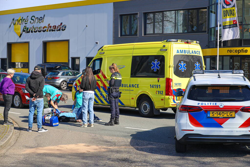 Motorrijder botst in zijkant van personenwagen