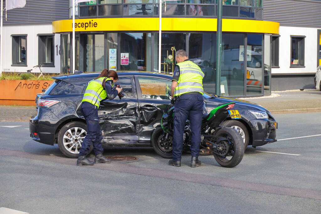 Motorrijder botst in zijkant van personenwagen