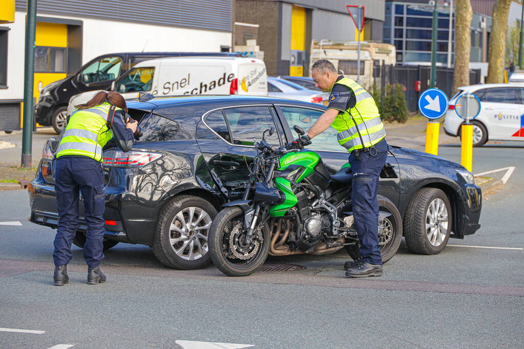 Motorrijder botst in zijkant van personenwagen