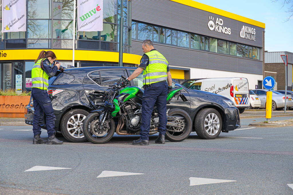 Motorrijder botst in zijkant van personenwagen