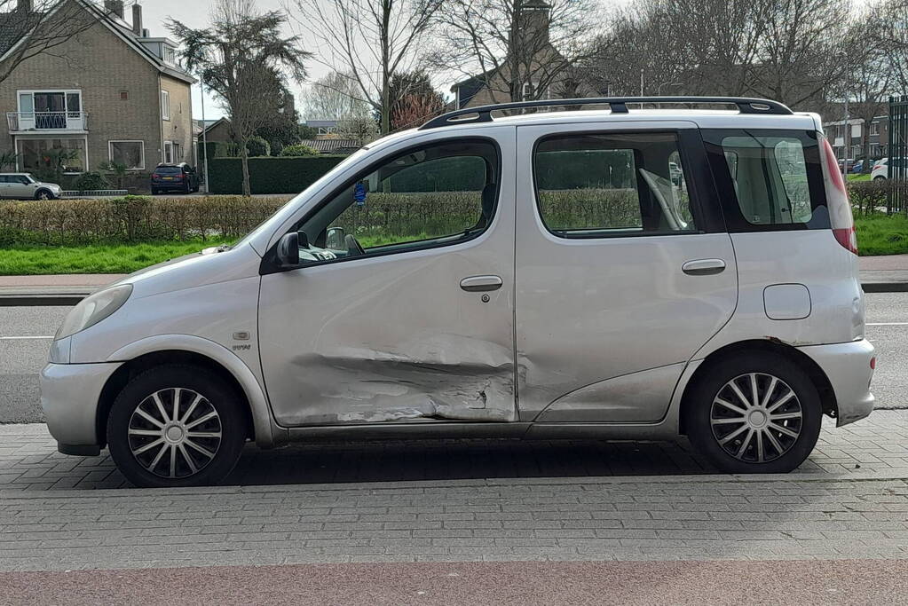 Forse schade bij botsing tussen twee voertuigen