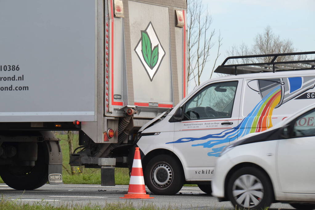 Bestelbus botst achterop vrachtwagentrailer