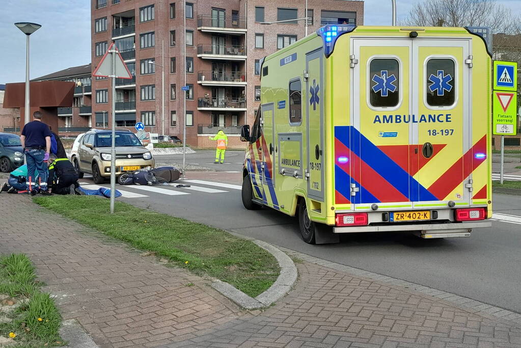 Scooterrijder en automobilist in botsing