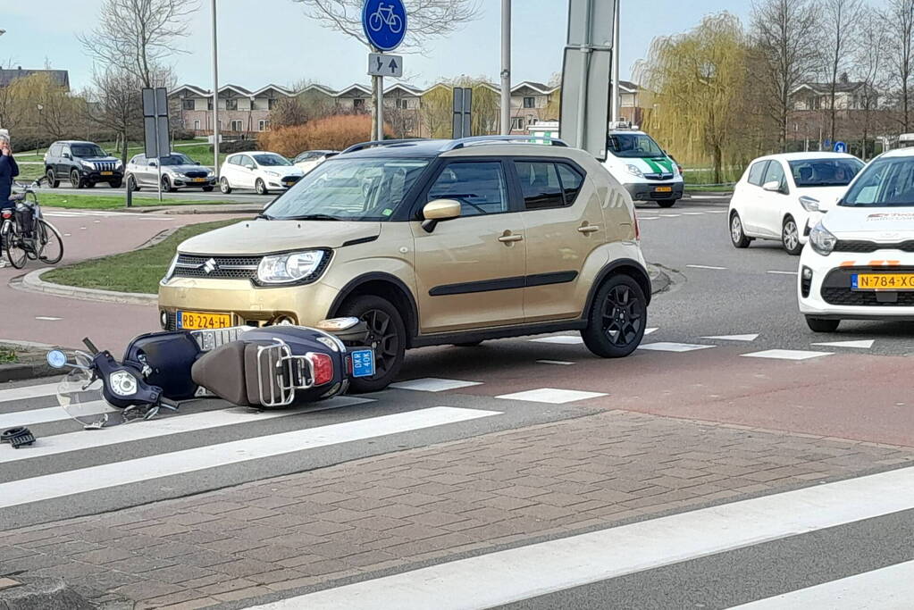 Scooterrijder en automobilist in botsing