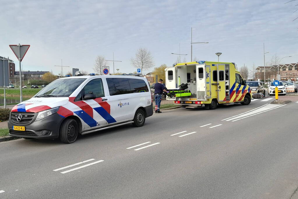 Scooterrijder en automobilist in botsing