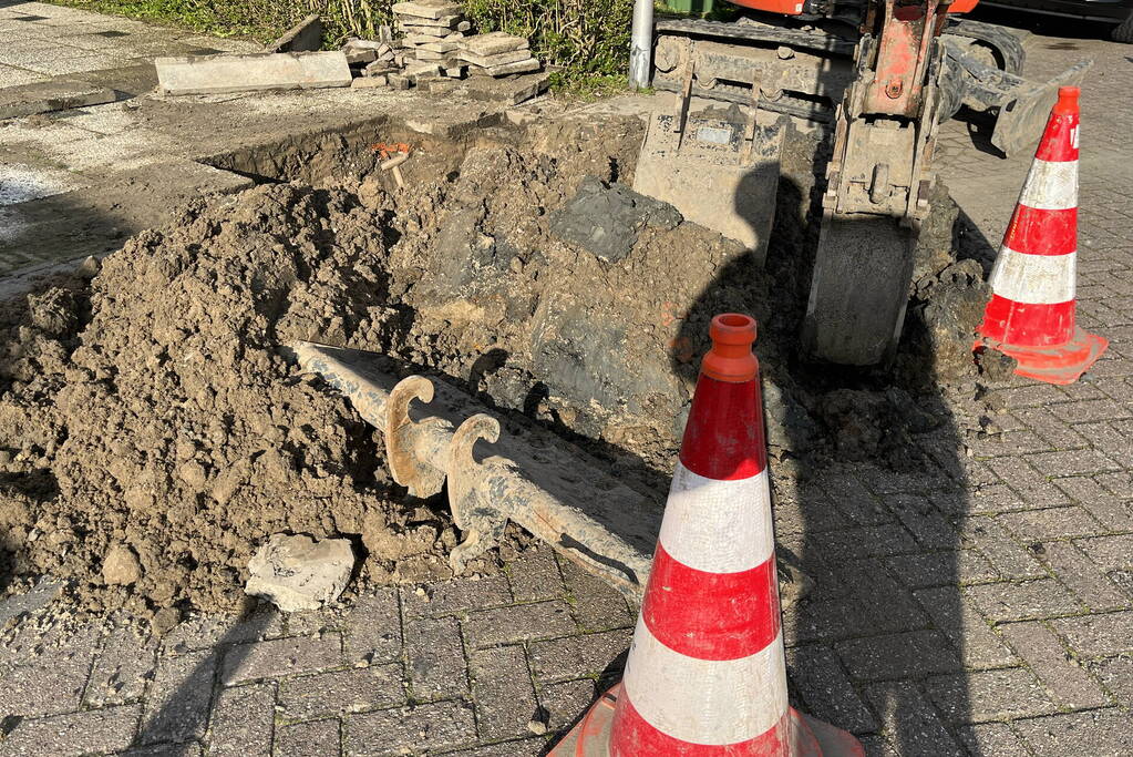 Straat zonder water na breuk in hoofdleiding