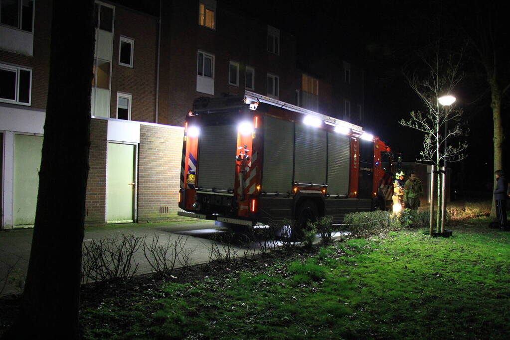 Bewoners buiten na ruiken gaslucht